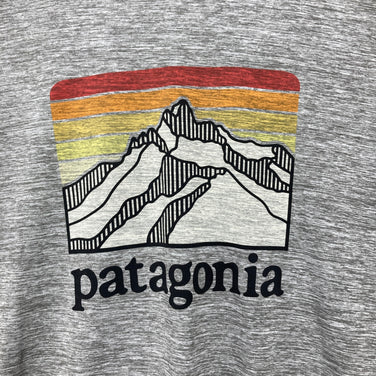 【Men's S グレー系】 2021 Patagonia ( パタゴニア ) ロングスリーブ キャプリーン クール デイリー グラフィック シャツ Long-Sleeved Capilene Cool Daily Graphic Shirt 速乾 / 防臭 /
