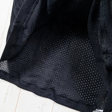 Finetrack Dry Layer 基础款T恤，男款L码，黑色。涤纶短袖圆领T恤，合成纤维材质。这款短袖T恤非常适合日常穿着。