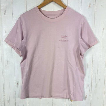 【Women's M ピンク系】 Arcteryx ( アークテリクス ) エンボイ エンブレム ショートスリーブ Envoy Emblem Short Sleeve Alpine Rose オーガニックコットン混 / ストレッチ オーガニックコットン ウェア トップ