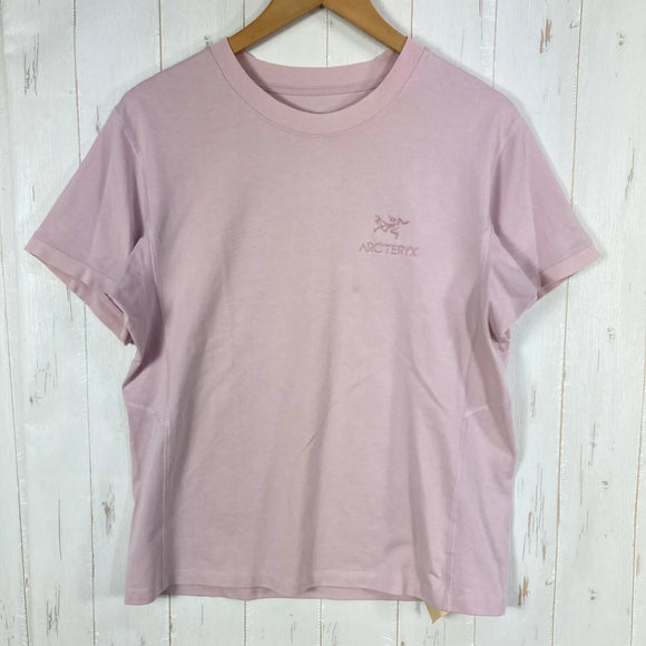 【Women's M ピンク系】 Arcteryx ( アークテリクス ) エンボイ エンブレム ショートスリーブ Envoy Emblem Short Sleeve Alpine Rose オーガニックコットン混 / ストレッチ オーガニックコットン ウェア トップ