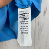 【Men's XS ブルー系】 2021 Patagonia ( パタゴニア ) フレームド フィッツロイ トラウト オーガニック Tシャツ Framed Fitz Roy Trout Organic T shirt LAGB 生産終了モデル 入手困難 オーガニック