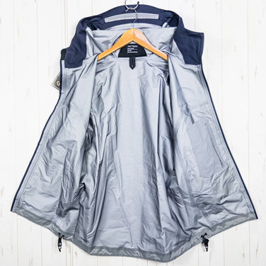 Arcteryx 男款 XS 海军蓝 Beta 夹克，宝石蓝款。这款尼龙外套带防雨功能，实属难得。(z00053320)