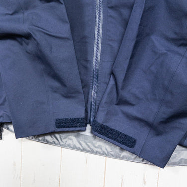 Arcteryx 男款 XS 海军蓝 Beta 夹克，宝石蓝款。这款尼龙外套带防雨功能，实属难得。(z00053320)