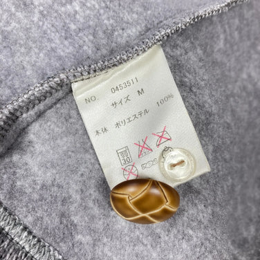 Sanseisha 男士中灰色 Caravan 针织抓绒背心。这款涤纶抓绒背心是任何造型的完美搭配。产品代码：z00054614。