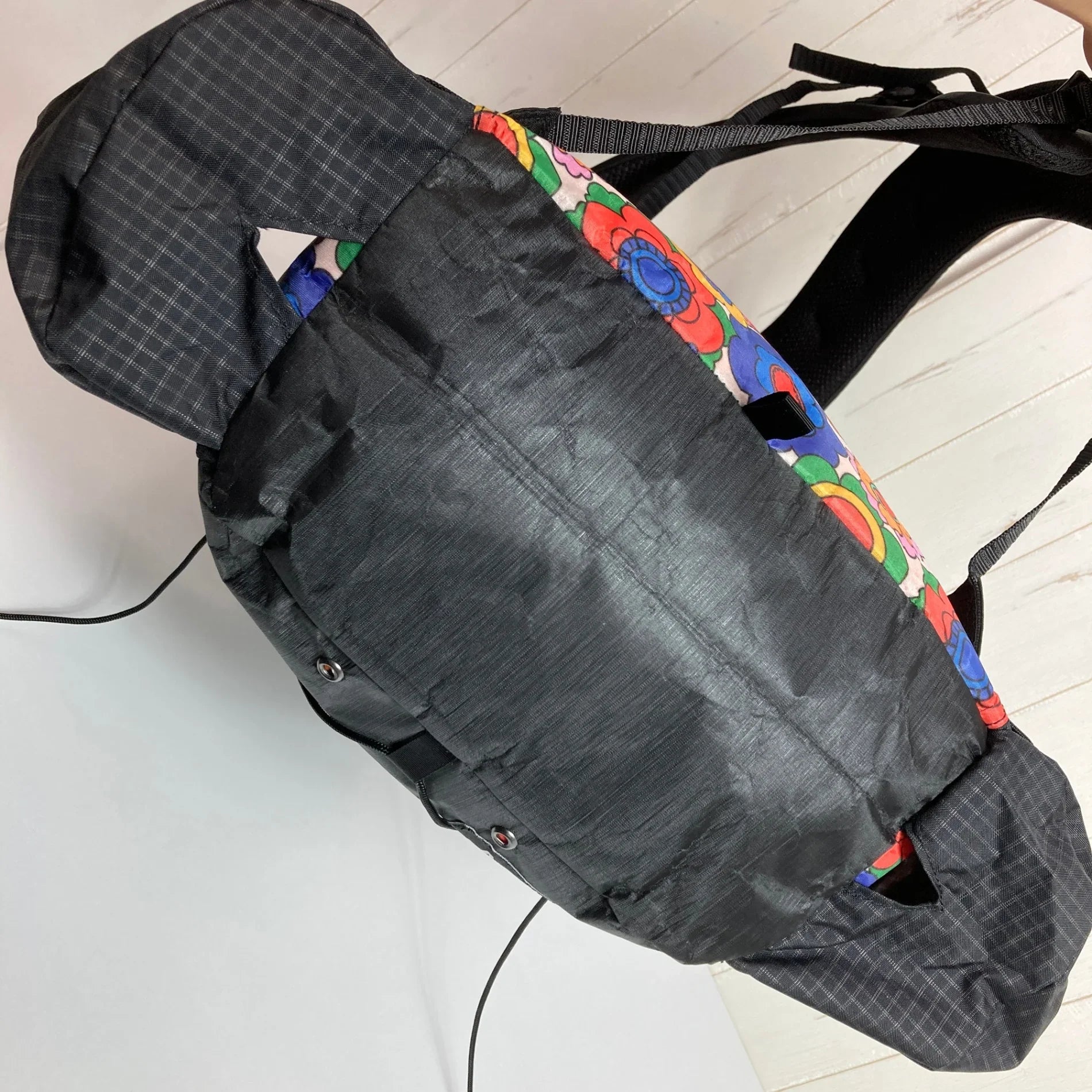 【S レッド系】 LiteAF（ライトエーエフ） プリンテッド ダイニーマ 30L カーブ フレームレス PRINTED DYNEEMA 30L CURVE FRAMELESS GROOVY BLOOMS バッグ ストレージ バックパック 容量【30L - 【公式】2ndGEAR（セカンドギア）Webショップ【登山用品・アウトドア用品専門 買取販売店】