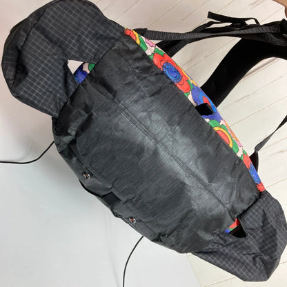 【S レッド系】 LiteAF（ライトエーエフ） プリンテッド ダイニーマ 30L カーブ フレームレス PRINTED DYNEEMA 30L CURVE FRAMELESS GROOVY BLOOMS バッグ ストレージ バックパック 容量【30L