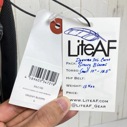 【S レッド系】 LiteAF（ライトエーエフ） プリンテッド ダイニーマ 30L カーブ フレームレス PRINTED DYNEEMA 30L CURVE FRAMELESS GROOVY BLOOMS バッグ ストレージ バックパック 容量【30L