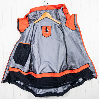 The North Face GTX Pro 夹克，男款，中号，红色。这款尼龙外套是硬壳。