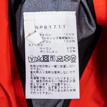 The North Face GTX Pro 夹克，男款，中号，红色。这款尼龙外套是硬壳。