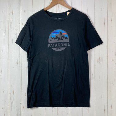 【Men's M ブラック系】 2018 Patagonia ( パタゴニア ) フィッツロイ スコープ オーガニック Tシャツ Fitz Roy Scope Organic T-Shirt オーガニックコットン ウェア トップス インナー シャツ ショートスリーブ
