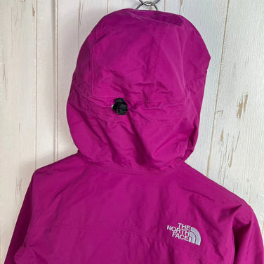 The North Face Scoop Jacket, size 120, purple, kids' size. This nylon hardshell jacket is a perfect outerwear top. Product code: z00054219.