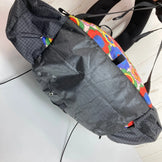 【S レッド系】 LiteAF（ライトエーエフ） プリンテッド ダイニーマ 20L カーブ フレームレス PRINTED DYNEEMA 20L CURVE FRAMELESS GROOVY BLOOMS バッグ ストレージ バックパック デイパック - 【公式】2ndGEAR（セカンドギア）Webショップ【登山用品・アウトドア用品専門 買取販売店】