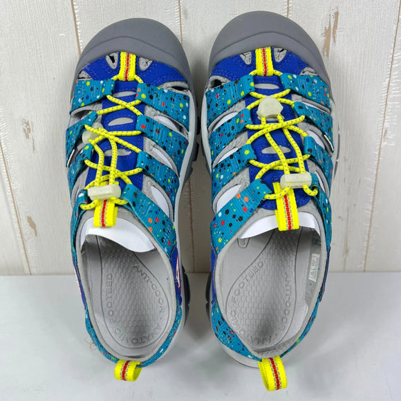 【Unisex 27.0cm ブルー系】 Keen ( キーン ) NEW PORT RETRO × FUJI ROCK FESTIVAL 2023（フジロック）コラボモデル サンダル 1028138 MULTI/SURF THE WEB z00055281 MULTI/SU