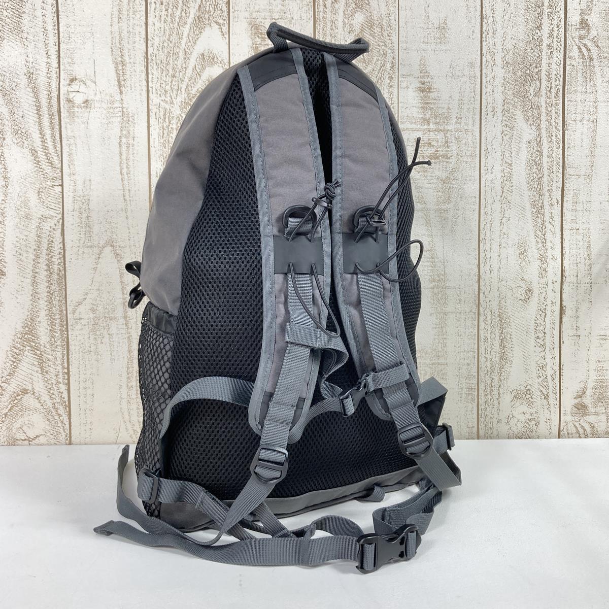 【OneSize グレー系】 And Wander ( アンドワンダー ) ペ/コ 20L デイパック Pe/Co 20L Daypack バックパック 574-3975008 Grey デイパック 容量【～29L】 バックパック バッグ ストレージ