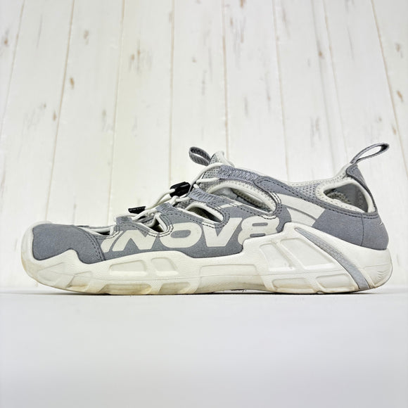 【Unisex 26.0cm グレー系】 Inov8 ( イノヴェイト ) レコライト 190 UNI Recolite 190 UNI GRAY/WHITE (GYWH) 軽量 クイックシューレース ヒール踏み履き対応 フットウェア サンダル z00061468 GRAY/