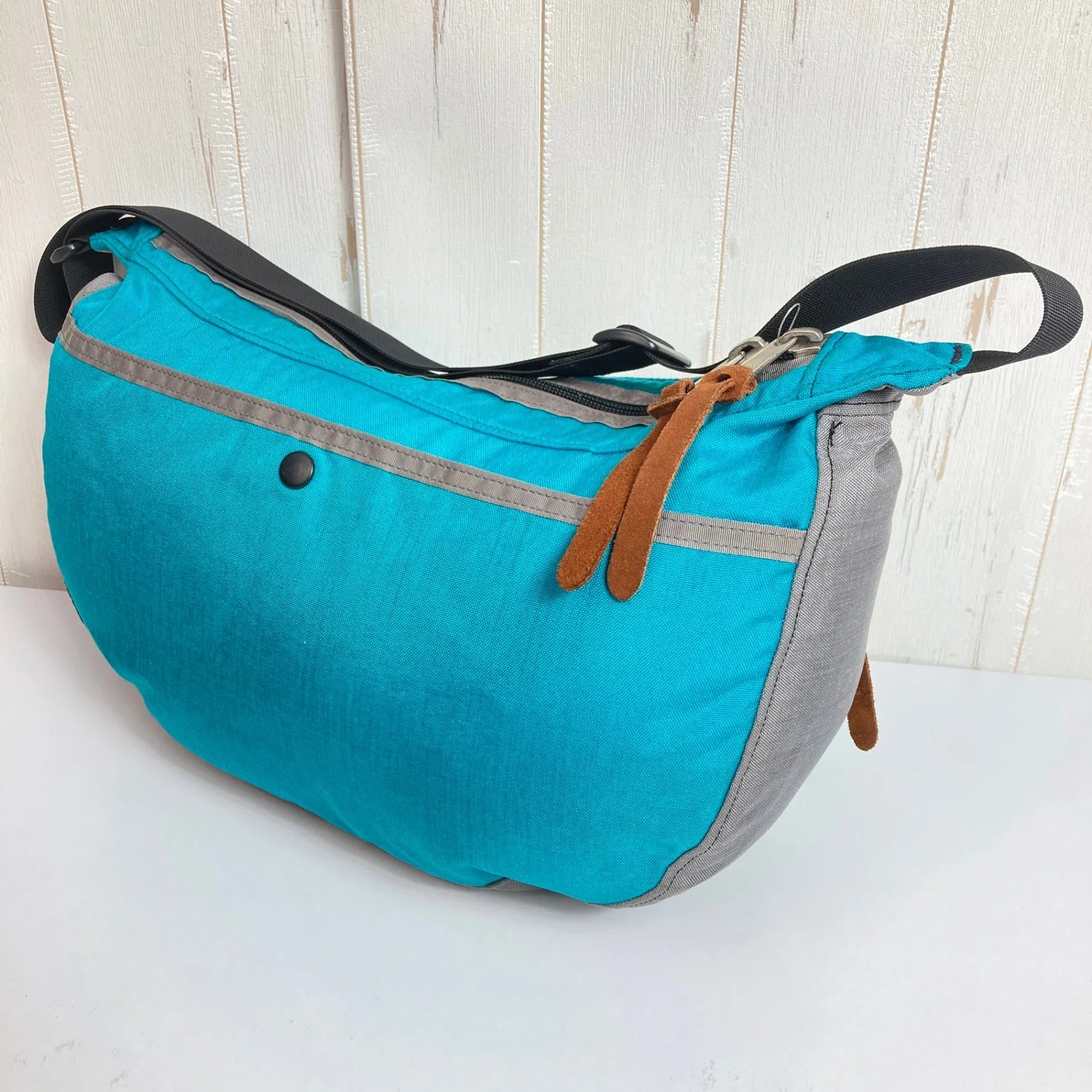 【OneSize ブルー系】 Gregory ( グレゴリー ) サッチェル Mサイズ Satchel M 銀タグ 旧タグ Turquoise｜Silver Gray クーリエバッグ ショルダーバッグ メッセンジャーバッグ バッグ ストレージ - 【公式】2ndGEAR（セカンドギア）Webショップ【登山用品・アウトドア用品専門 買取販売店】