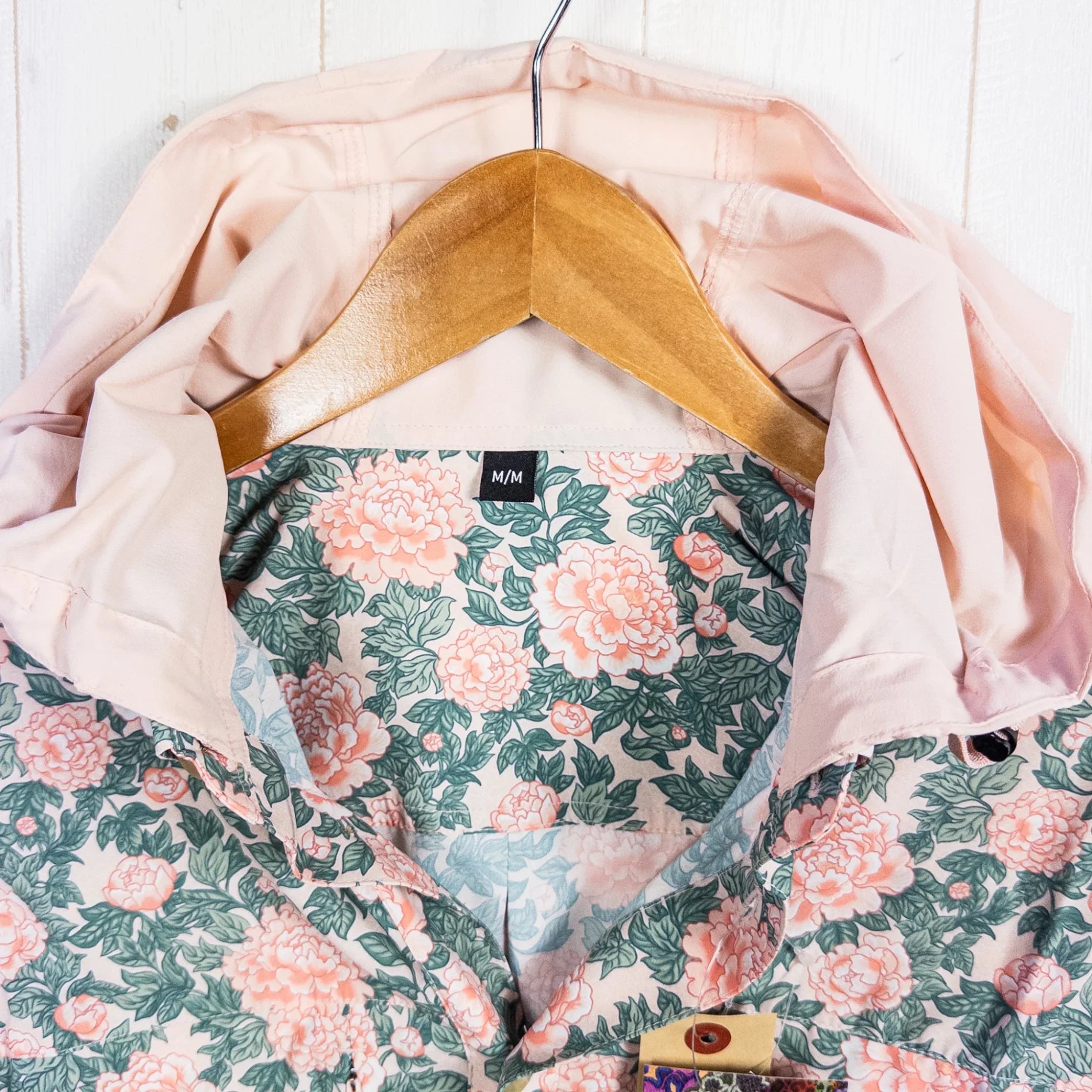 【Men's M ピンク系】 Jolly Gear（ジョリーギア） トリプルクラウン ボタンダウン ロングスリーブ TRIPLE CROWN BUTTON DOWN LONG SLEEVE Peony ポリエステル ウェア トップス インナー シャツ ロングスリー - 【公式】2ndGEAR（セカンドギア）Webショップ【登山用品・アウトドア用品専門 買取販売店】