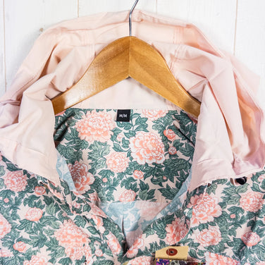 【Men's M ピンク系】 Jolly Gear（ジョリーギア） トリプルクラウン ボタンダウン ロングスリーブ TRIPLE CROWN BUTTON DOWN LONG SLEEVE Peony ポリエステル ウェア トップス インナー シャツ ロングスリー - 【公式】2ndGEAR（セカンドギア）Webショップ【登山用品・アウトドア用品専門 買取販売店】