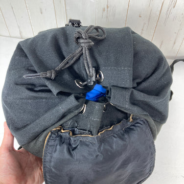 【Unisex OneSize ブラック系】 1991 Jansport ( ジャンスポーツ ) スエードレザー×コーデュラナイロン ビンテージ フラップ デイパック 生産終了モデル 入手困難 アメリカ製 バッグ ストレージ バックパック デイパック 容量【～29L】 z0005