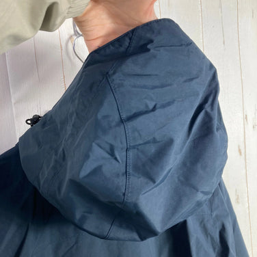 The North Face Scoop Jacket, Men's Size Medium, Navy. This nylon hardshell jacket is a perfect outerwear piece. (z00054902)