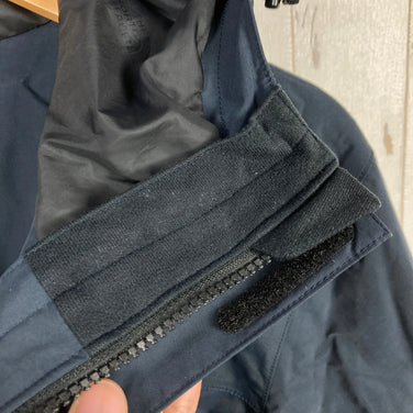 The North Face Scoop Jacket, Men's Size Medium, Navy. This nylon hardshell jacket is a perfect outerwear piece. (z00054902)