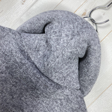 Sanseisha 男士中灰色 Caravan 针织抓绒背心。这款涤纶抓绒背心是任何造型的完美搭配。产品代码：z00054614。