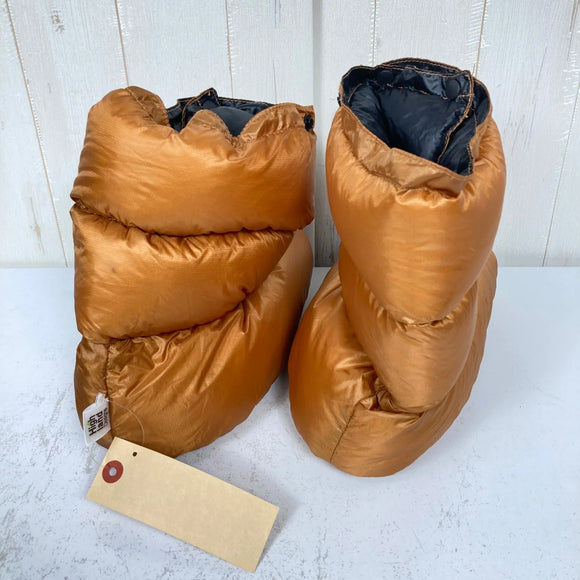 【OneSize オレンジ系】 Nanga ( ナンガ ) × ハイランドデザイン（High Land Designs）ダウン ソックス Down Socks ハイカーズデポ別注 コラボモデル ダウン フットウェア テントシューズ z00059159  テントシュー