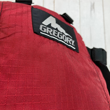 均码红色Gregory日用及半包（2000），红色防撕裂尼龙材质，配银色标签（旧标签）。已停产，难寻。尼龙收纳背包。