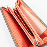 【Unisex OneSize ベージュ系】 Rawlow Mountain Works ( ロウロウマウンテンワークス ) ヒラリー ウォレット 長財布 Hillary Wallet LONG WALLET Taupe x Coral レザー バッグ ストレージ 財布 ウォレッ - 【公式】2ndGEAR（セカンドギア）Webショップ【登山用品・アウトドア用品専門 買取販売店】