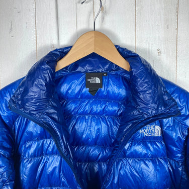 北面轻盈保暖羽绒服，男款M码，蓝色。这款羽绒服采用羽绒填充，是理想的外套之选。（产品代码：z00054532）