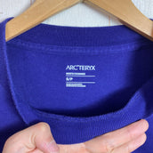 【Men's S ネイビー系】 Arcteryx ( アークテリクス ) クラッグ コットン ロゴ ショートスリーブ Kragg Cotton Logo SS Soulsonic / Dynasty コットン ウェア トップス インナー シャツ ショートスリーブTシ - 【公式】2ndGEAR（セカンドギア）Webショップ【登山用品・アウトドア用品専門 買取販売店】