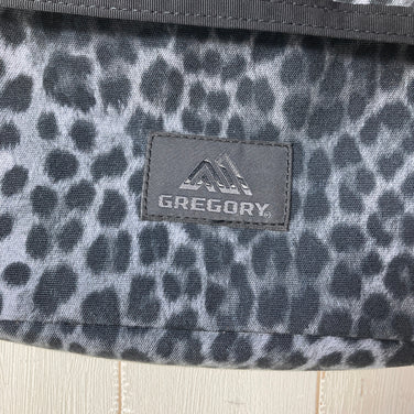 【Unisex OneSize ブラック系】 Gregory ( グレゴリー ) エンベロップ ショルダー Envelope Shoulder ダークレオパード ポリエステル バッグ ストレージ サコッシュポーチ z00061361 ダークレオパード サコッシュポーチ バッグ ス