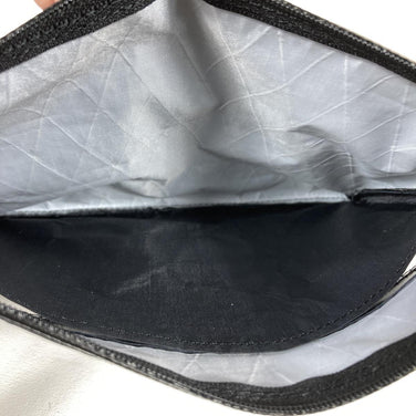 【OneSize ブラック系】 Atelier Blue Bottle ( アトリエブルーボトル ) ハイカーズ サコッシュ 02 ウィズ ジップ ポケット Hiker'S Sacoche 02 (With Zip Pocket) X-Pac ダイニーマ Dcf 入 - 【公式】2ndGEAR（セカンドギア）Webショップ【登山用品・アウトドア用品専門 買取販売店】