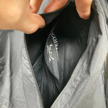 Arcteryx 男士 Squamish 夹克，L 码，黑色。尼龙防风外套上衣（z00054008）。