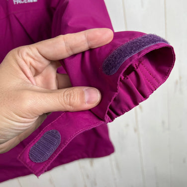 The North Face Scoop Jacket, size 120, purple, kids' size. This nylon hardshell jacket is a perfect outerwear top. Product code: z00054219.