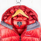 Montbell Alpine 羽绒派克大衣，男款 L 码，红色。这款羽绒保暖外套非常适合日常穿着。(z00053180)