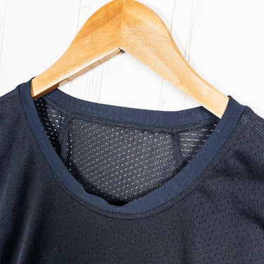 Finetrack Dry Layer 基础款T恤，男款L码，黑色。涤纶短袖圆领T恤，合成纤维材质。这款短袖T恤非常适合日常穿着。