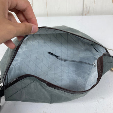 【OneSize グレー系】 Wanderlust Equipment ( ワンダーラストエクイップメント ) カンパラ パック Khampala Pack X-Grey x Brawn ナイロン バッグ ストレージ サコッシュポーチ z00058322 X-Gr