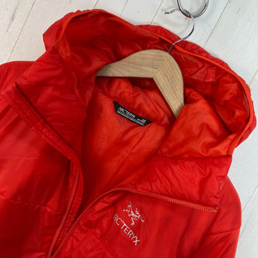 【Men's S レッド系】 Arcteryx ( アークテリクス ) ニュークレイ FL ジャケット Nuclei FL Jacket Dynasty 化繊ダウン ウェア トップス アウター ジャケット 化繊インサレーション z00060377 Dynasty