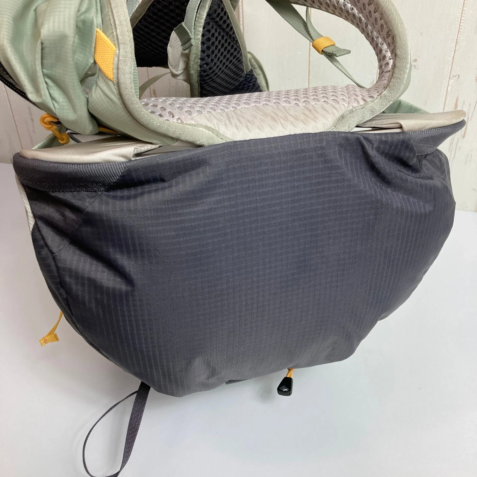 【Women's S/M ベージュ系】 Salomon ( サロモン ) エアロトレック 28 AEROTREK 28 ナイロン バッグ ストレージ バックパック デイパック 容量【～29L】 z00052566 デイパック 容量【～29L】 バックパック バッグ ストレ - 【公式】2ndGEAR（セカンドギア）Webショップ【登山用品・アウトドア用品専門 買取販売店】