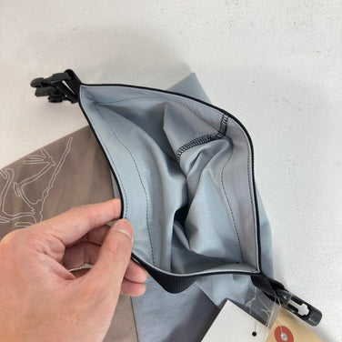 【Unisex S ベージュ系】 Arcteryx ( アークテリクス ) シュー バッグ ReCUT Shoe Bag - ReCUT ReBIRD ロールトップ 撥水 ナイロン バッグ ストレージ パッキングサック スタッフサック インナーポーチ z0006104