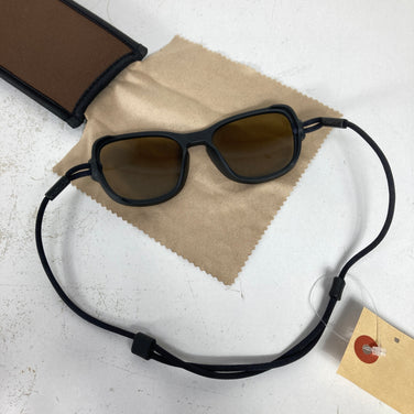 【Unisex OneSize ブラック系】 Ombraz ( オンブラズ ) テトン アームレス サングラス Teton Armless Sunglasses Charcoal / Polarized Brown 偏光レンズ ZEISS アームレス ウェア ウェア小物 アイウェ