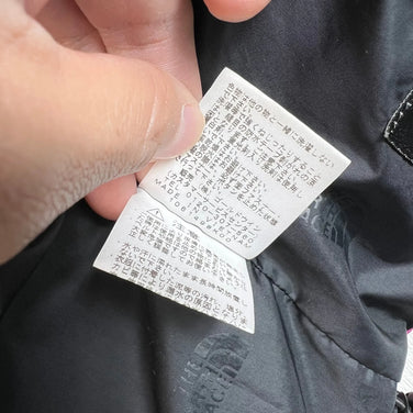 The North Face Scoop Jacket, size 120, purple, kids' size. This nylon hardshell jacket is a perfect outerwear top. Product code: z00054219.