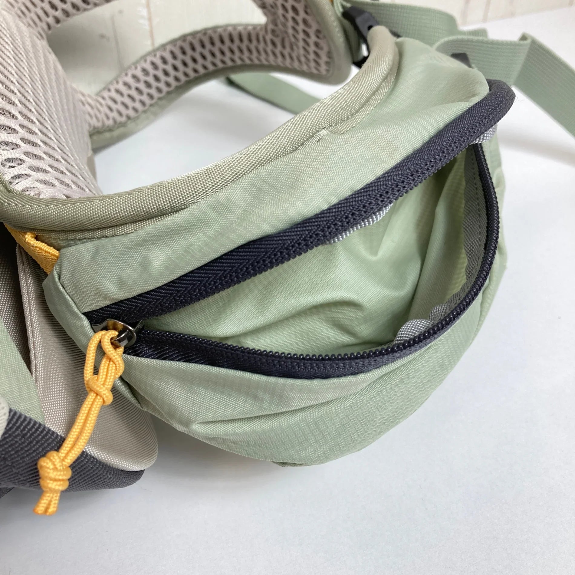 【Women's S/M ベージュ系】 Salomon ( サロモン ) エアロトレック 28 AEROTREK 28 ナイロン バッグ ストレージ バックパック デイパック 容量【～29L】 z00052566 デイパック 容量【～29L】 バックパック バッグ ストレ - 【公式】2ndGEAR（セカンドギア）Webショップ【登山用品・アウトドア用品専門 買取販売店】