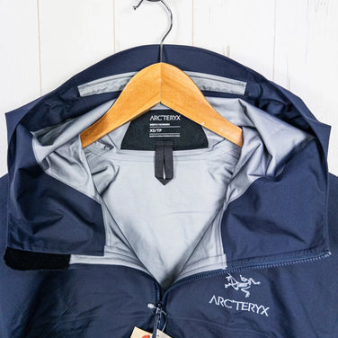 Arcteryx 男款 XS 海军蓝 Beta 夹克，宝石蓝款。这款尼龙外套带防雨功能，实属难得。(z00053320)