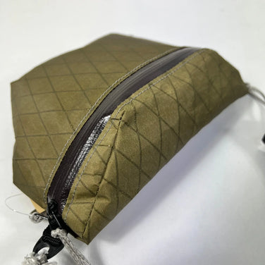 均码 Green Wanderlust Equipment Kampala 背包，橄榄色和棕色，YAMAP 独家尼龙储物袋/Sacoche 袋 (z00053600)