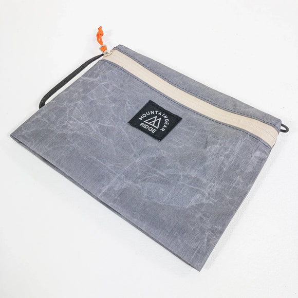【OneSize グレー系】 Ridge Mountain Gear ( リッジマウンテンギア ) トラベルポーチ プラス Travel Pouch Plus バッグ ストレージ サコッシュポーチ DCF ( ダイニーマ・コンポジット・ファブリック / キューベン - 【公式】2ndGEAR（セカンドギア）Webショップ【登山用品・アウトドア用品専門 買取販売店】