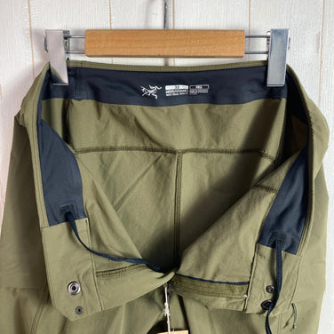 男款32码，绿色：Arcteryx Sabreo长裤，Taan Forest。已停产，难觅踪影。尼龙软壳长裤。z00053913，Taan Forest。