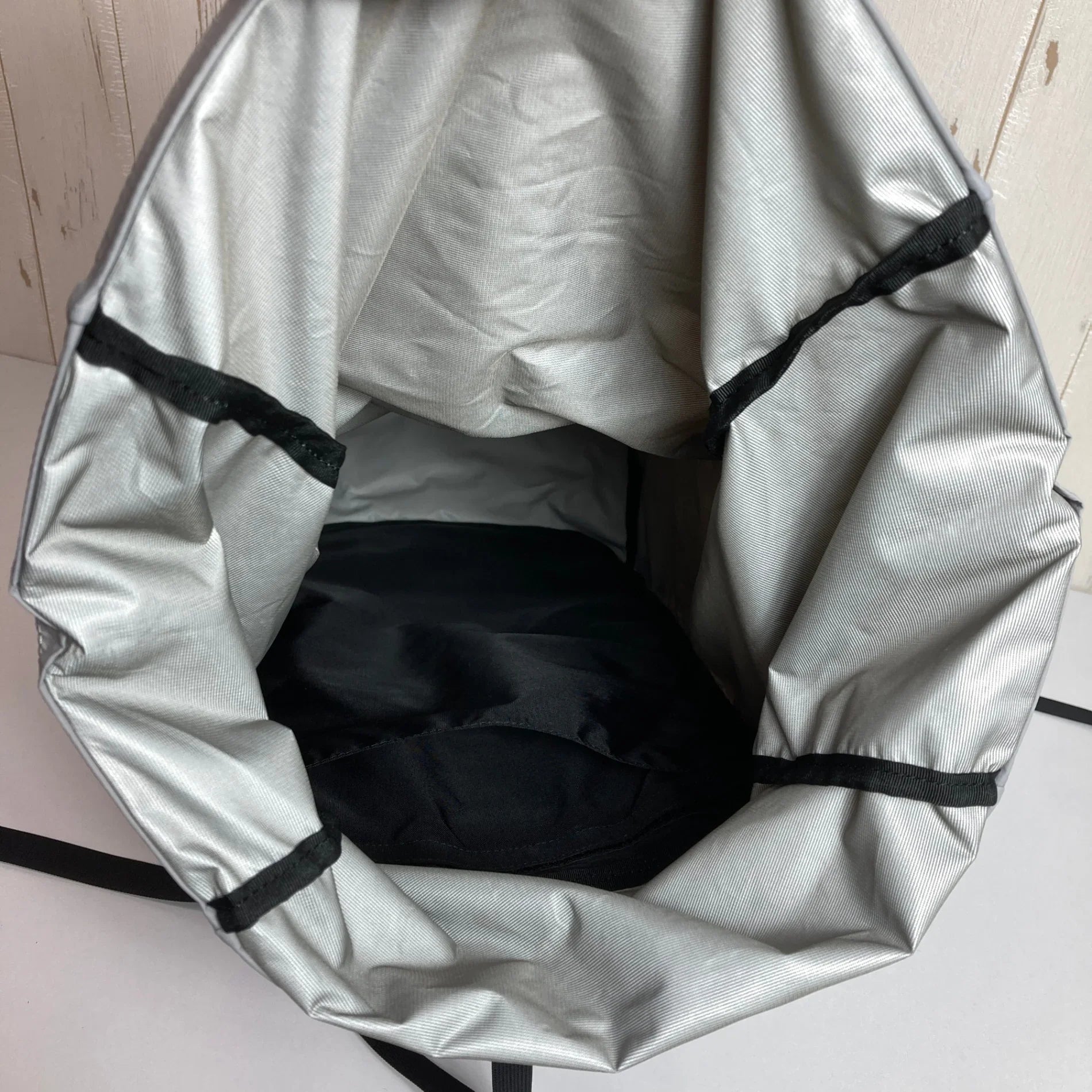 【OneSize グレー系】 holo（ホロ） オーブエム Orb M Light Gray x White ナイロン バッグ ストレージ バックパック デイパック 容量【～29L】 z00052139 Light Gray x White デイパック 容量【～2 - 【公式】2ndGEAR（セカンドギア）Webショップ【登山用品・アウトドア用品専門 買取販売店】