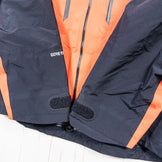 The North Face GTX Pro 夹克，男款，中号，红色。这款尼龙外套是硬壳。